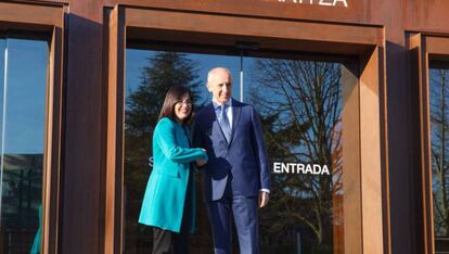 Pie de Foto: El consejero de Gobernanza Pública y Autogobierno de Euskadi, Josu Erkoreka (derecha), recibe en Vitoria a la ministra de Política Territorial,Carolina Darias (izquierda).