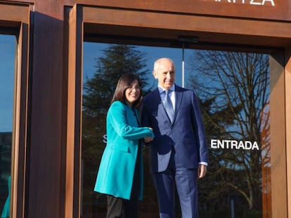 Pie de Foto: El consejero de Gobernanza Pública y Autogobierno de Euskadi, Josu Erkoreka (derecha), recibe en Vitoria a la ministra de Política Territorial,Carolina Darias (izquierda).