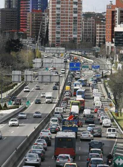 Los cortes en la A-2 para retirar el cartel derribado causaron kilómetros de atascos.