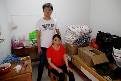 Un estudiante de 19 años posa para la foto con su madre y equipaje en una habitación alquilada para la ocasión, el 3 de junio del 2017, en Luan.
