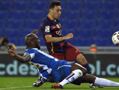 Munir chuta para marcar o primeiro do Barça no jogo.