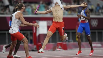 El polaco Patrick Grzegorzewicz celebra con sus compañeros de equipo el triunfo en la final de relevo mixto de 4x400 metros masculino.