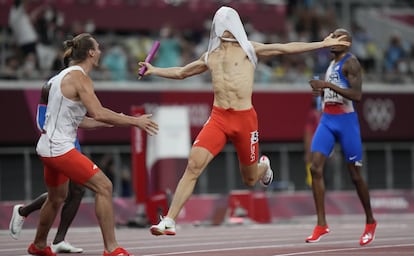 El polaco Patrick Grzegorzewicz celebra con sus compañeros de equipo el triunfo en la final de relevo mixto de 4x400 metros masculino.