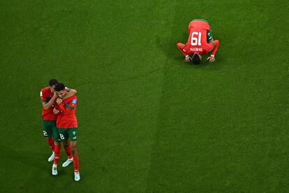 Youssef En-Nesyri besa el césped del estadio Al-Thumama de Doha tras anotar su gol ante Portugal. 