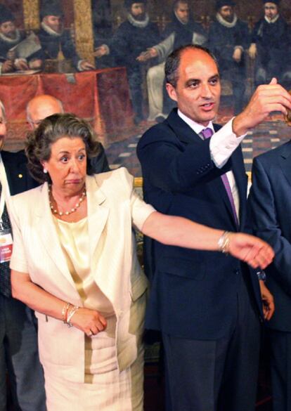 Rita Barberá, la supuesta espiada, junto al presidente valenciano, Francisco Camps.