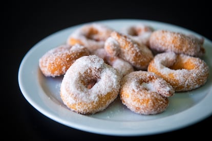 Rosquillas de anís para acompañar el café, en el restaurante Isamar (Madrid).