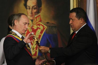 Hugo Chávez entrega a Vladímir Putin una réplica de la espada de Simón Bolívar.