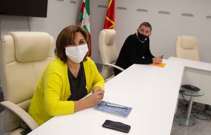 La coordinadora general de Podemos de Euskadi, Pilar Garrido y el de EH Bildu, Arnaldo Otegi, en San Sebastián.