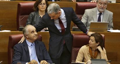 Ricardo Costa consuela a Rafael Blasco en la bancada del PP en las Cortes Valencianas.