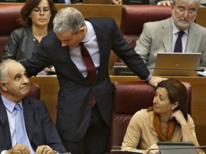 Ricardo Costa consuela a Rafael Blasco en la bancada del PP en las Cortes Valencianas.