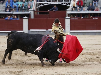 El torero Daniel Luque, en un pase de pecho, este martes en Las Ventas.