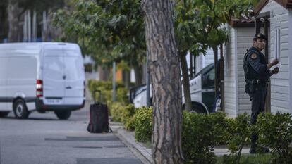 Un guardia civil en el camping, en octubre.