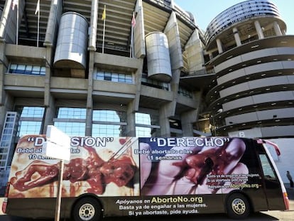 El autob&uacute;s de la organizaci&oacute;n Centro para la Reforma Bio&eacute;tica en Espa&ntilde;a frente al estadio Santiago Bernab&eacute;u, en Madrid. 
 