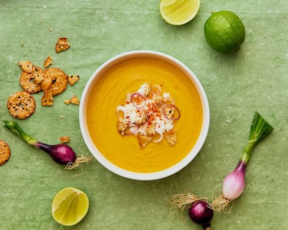 Sopa de maíz, pimiento amarillo, feta y lima.