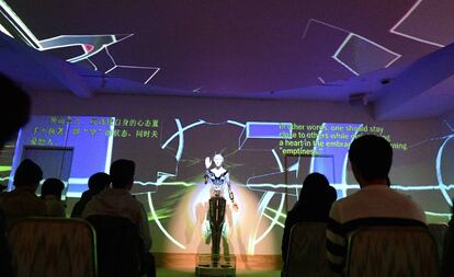Un robot llamado Kannon Mindar charla con los asistentes a un acto en Kioto el 9 de marzo pasado.