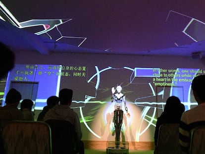 Un robot llamado Kannon Mindar charla con los asistentes a un acto en Kioto el 9 de marzo pasado.  