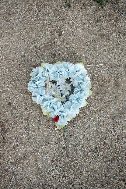 Una corona de flores en el cementerio de Bishop.
