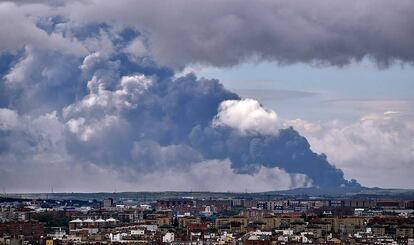 Columna de humo del incendio de Seseña vista desde la Catedral de la Almudena de Madrid.