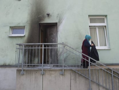 La fachada y la puerta de la mezquita Fatih Cami en Dresde, tras la explosi&oacute;n.