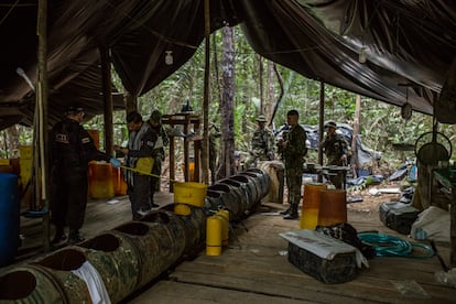 Soldados y policía judicial documentan el escenario de un laboratorio masivo de cocaína hallado en el Guaviare, Colombia, en mayo de 2023.