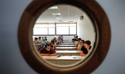 Alumnos durante las pruebas de selectivad en Valencia.