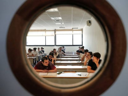 Alumnos durante las pruebas de selectivad en Valencia.