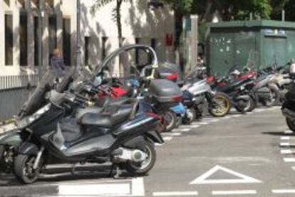 Motocicletas aparcadas en la calle