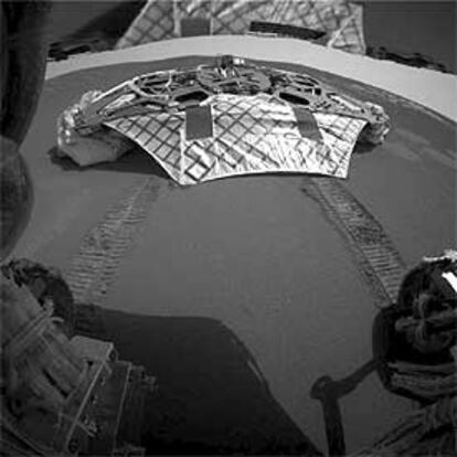 Imagen enviada por el robot de la NASA en la que se observa el rastro dejado en el suelo marciano.