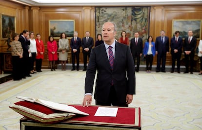 El nuevo ministro de Justicia, Juan Carlos Campo Moreno, jura su cargo en el palacio de La Zarzuela.