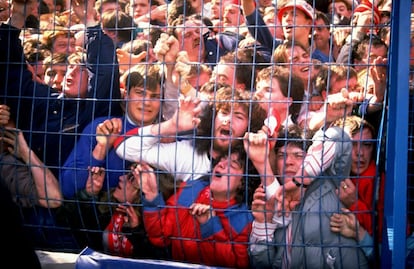 Una multitud se agolpa sobre las vallas del estadio de Hillsborough. Fue el preludio de la tragedia del 15 de abril de 1989