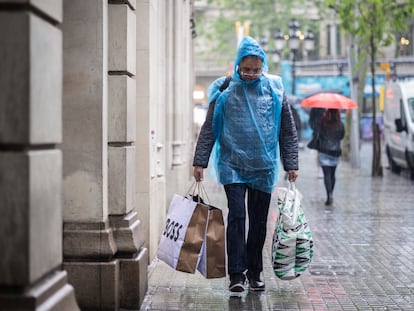 Un hombre se protege de la lluvia en el centro de Barcelona, el pasado lunes.