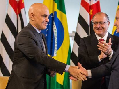 Moraes, Alckmin e Mágino Alves, secretário de Segurança em SP em maio, quando ele assumiu o cargo.