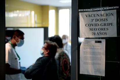 Un sanitario atiende a unos pacientes en un centro de salud de la Comunidad Valenciana.