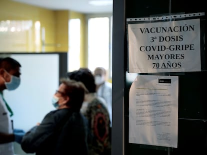 Un sanitario atiende a unos pacientes en un centro de salud de la Comunidad Valenciana.