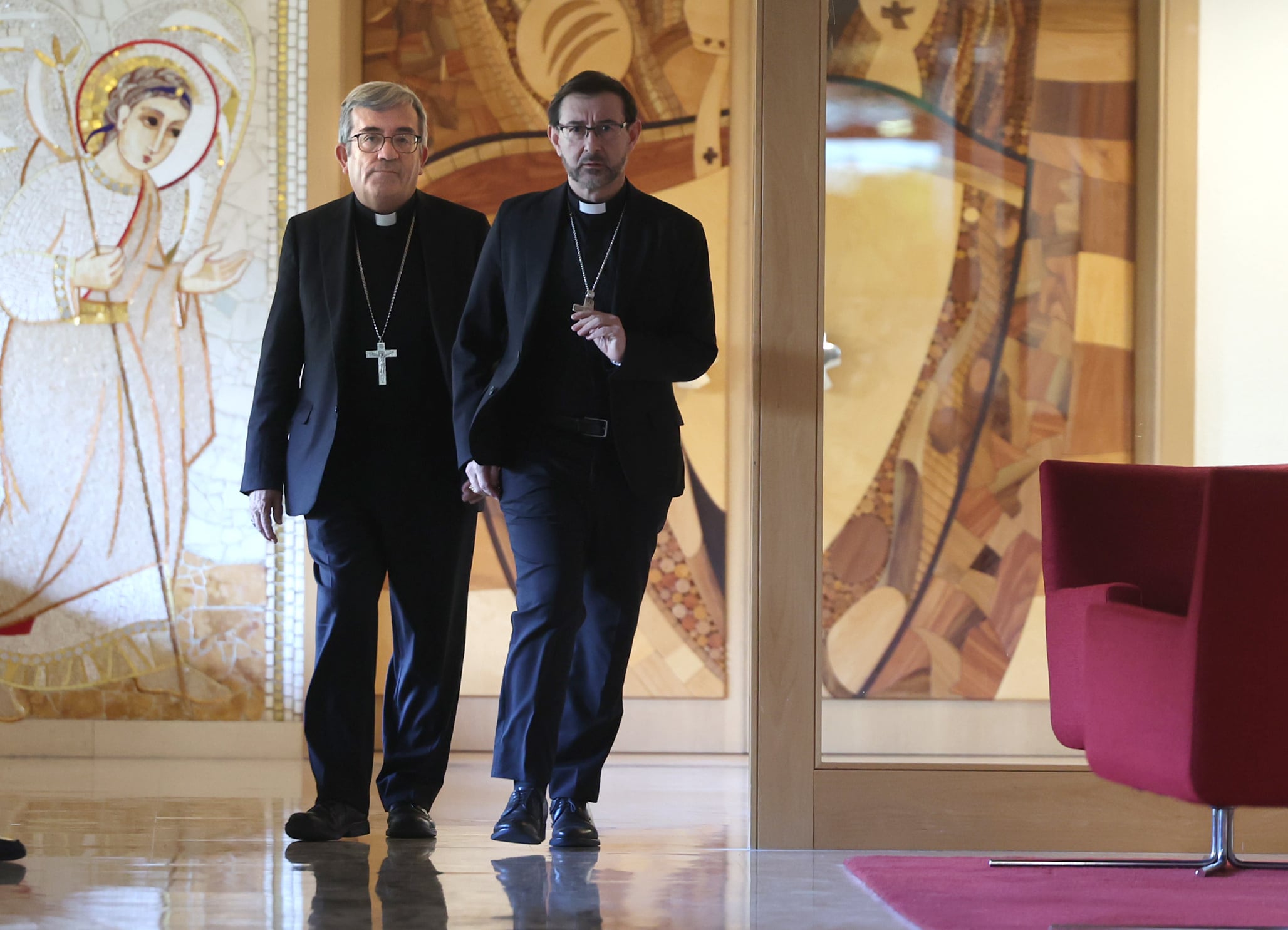 El cardenal Jose Cobo, a la derecha, camina junto al presidente de la Conferencia Episcopal Española, el arzobispo Luis Argüello, para dirigirse a dar una rueda de prensa en Madrid, en marzo de 2024. 