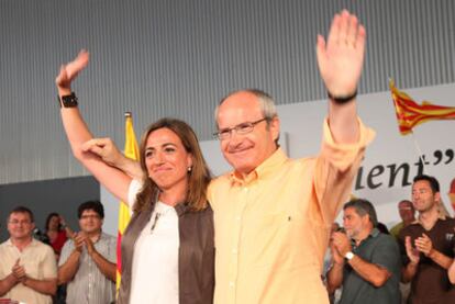 El presidente catalán, José Montilla, con Carme Chacón, primera secretaria del PSC, ayer en Balaguer.