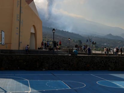 Una Iglesia cerca de los incendios producidos por la lava del volcán 