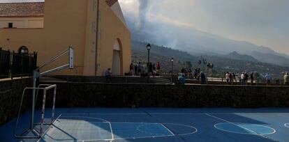 Una Iglesia cerca de los incendios producidos por la lava del volcán