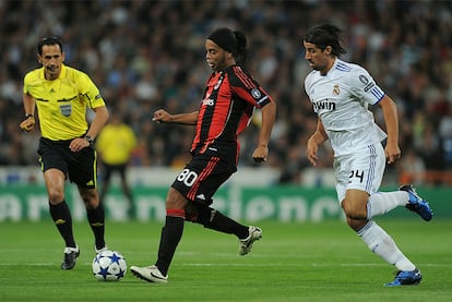 Ronaldinho, que en su etapa en el Barcelona protagonizó magníficos partidos en el Bernabéu, regresó al coliseo blanco con la camiseta del Milan. En la temporada 2005-2006, el brasileño abandonó el terreno de juego del Real Madrid entre los aplausos de la hinchada blanca tras rubricar dos goles y ofrecer una exhibición.