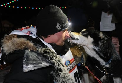 Dallas Seavey besa a unos de sus perros tras ganar el Iditarod 2014 en Nome (Alaska), 11 de marzo de 2014.