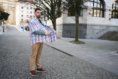 Federico Luis Moya, paciente que se sometió a cirugía bariátrica en 2014, en una calle de Santander con la camisa que vestía antes de la operación, cuando pesaba 183 kilos, el doble que ahora.