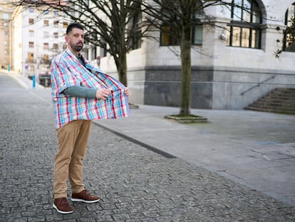 Federico Luis Moya, paciente que se sometió a cirugía bariátrica en 2014, en una calle de Santander con la camisa que vestía antes de la operación, cuando pesaba 183 kilos, el doble que ahora.