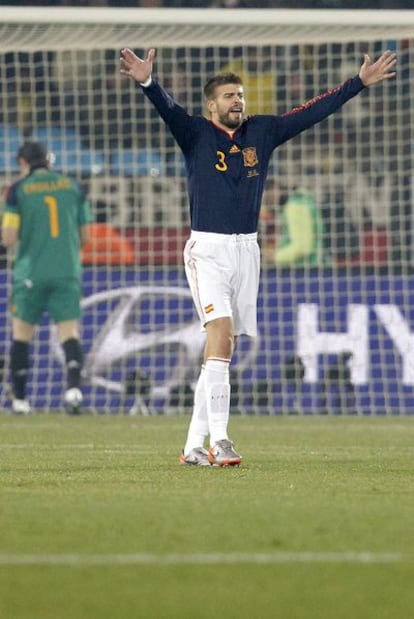 Piqué se lamenta tras el gol de Millar.