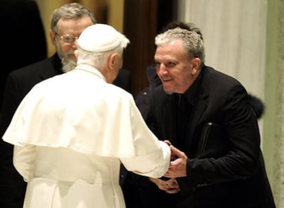 Benedicto XVI saluda en el Vaticano a Kiko Argüello en 2006.