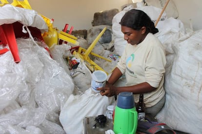 Jovem trabalha em cooperativa de reciclagem