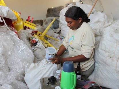 Jovem trabalha em cooperativa de reciclagem