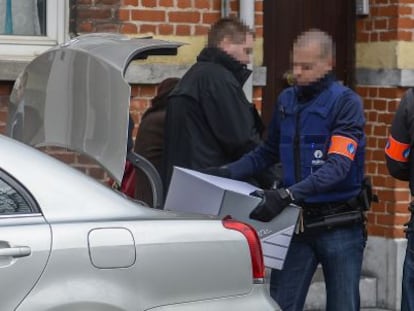 Agentes cargan material tras un registro en Vilvoorde (Bélgica).