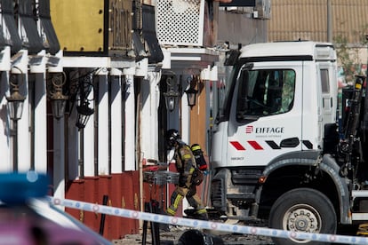 Un bombero trabaja en la zona del siniestro, este domingo. 