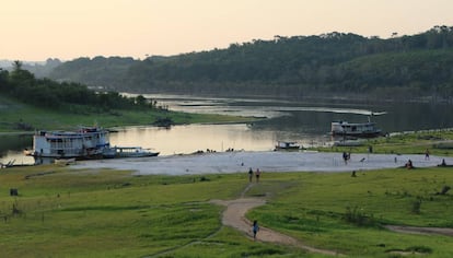 Vista de la aldea indígena Sateré-Mawé Vila Nova junto al río Andirá, estado de Amazonas, Brasil.