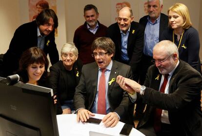 L'expresident Puigdemont segueix l'escrutini des de Brussel·les dels resultats electorals a Catalunya, flanquejat pels exconsellers Clara Ponsatí i Lluís Puig, el 21 de desembre de 2017.